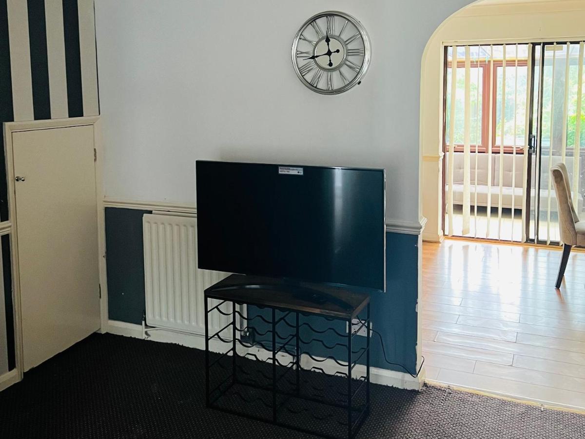 Clove, 3-4 Bed House With Garden, Free Parking, Sleeps 9 In Grays & Chafford Hundred Stifford Exterior foto