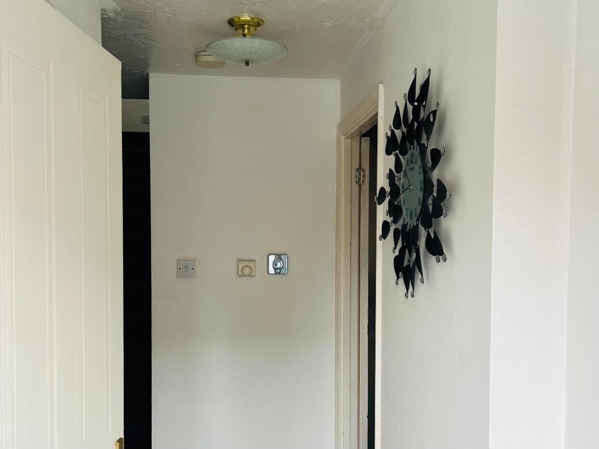 Clove, 3-4 Bed House With Garden, Free Parking, Sleeps 9 In Grays & Chafford Hundred Stifford Exterior foto
