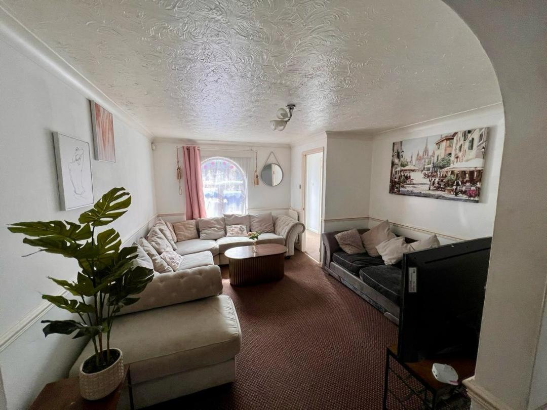 Clove, 3-4 Bed House With Garden, Free Parking, Sleeps 9 In Grays & Chafford Hundred Stifford Exterior foto