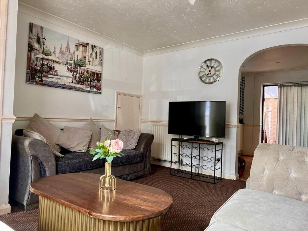 Clove, 3-4 Bed House With Garden, Free Parking, Sleeps 9 In Grays & Chafford Hundred Stifford Exterior foto